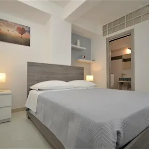 madagi-beachfront-apartments.sicilyhotelsitaly.net/